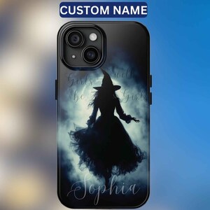 Puede incluir: Carcasa de teléfono negra con una silueta de una bruja con el texto "Girls will be Girls" y el nombre "Sophia" impreso en la parte inferior.