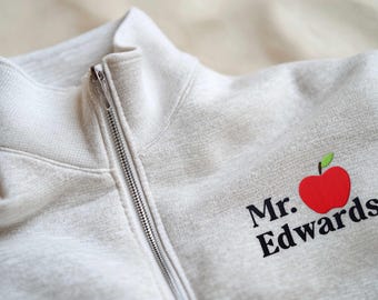 Personalisiertes Lehrer-Namens-Sweatshirt-Kindertagesstätten-Geschenk Benutzerdefiniertes Lehrer-Viertel-Zip-Sweatshirt Gesticktes Apfel-Design für Lehrer-Geschenklehrer