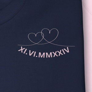 Sudadera con capucha personalizada con inicial bordada en forma de corazón y número romano para parejas, con cuello redondo y inicial personalizada en la manga para novia, para parejas, aniversario para ella 1