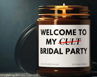 Peut inclure: Une bougie en cire de soja allumée dans un bocal en verre marron avec un couvercle noir. L'étiquette indique "WELCOME TO MY BRIDAL PARTY" avec "CULT" barré. La bougie est coulée à la main aux États-Unis.
