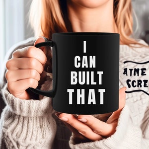 Könnte beinhalten: Schwarze Kaffeetasse mit weißem Text, der "Ich kann das bauen" lautet.