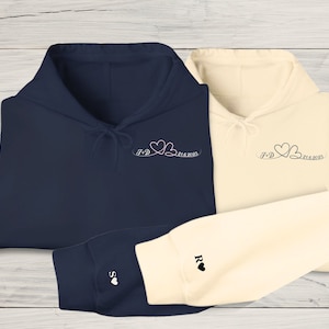 Sudadera con capucha para pareja con inicial de corazón, cuello redondo, inicial personalizada en la manga, sudadera con capucha para novia con números romanos personalizada, aniversario, día de San Valentín para ella