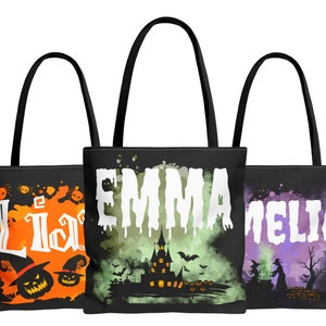 Puede incluir: Tres bolsas de tela negras de Halloween con nombres personalizados. La primera bolsa tiene el nombre "Lila" en letras naranja y negras con un sombrero de bruja y un diseño de calabaza. La segunda bolsa tiene el nombre "Emma" en letras blancas con un fondo de acuarela verde y negro y un diseño de casa encantada. La tercera bolsa tiene el nombre "Amelia" en letras blancas con un fondo de acuarela morado y negro y un diseño de caldero de bruja.
