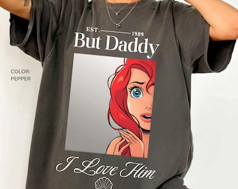 でもパパ、私は彼を愛している。コンフォートカラーシャツ。リトルマーメイドシャツ。アリエルシャツ。カスタマイズされたヴィンテージの引用句ギフト。アニメーション映画のギフト。パーソナライズ。