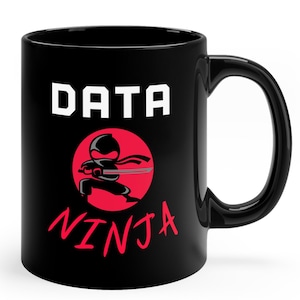 Könnte beinhalten: Schwarze Keramik-Kaffeetasse mit einer weißen Grafik eines Ninjas, der ein Schwert in einem roten Kreis hält. Der Text "DATA NINJA" ist in weiß auf die Tasse gedruckt.