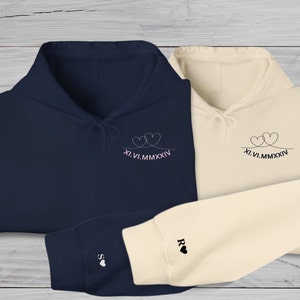 Sudadera con capucha personalizada con inicial en forma de corazón y número romano para parejas, sudadera con capucha personalizada con inicial en la manga para novia, sudadera con capucha para parejas, aniversario, día de San Valentín para ella