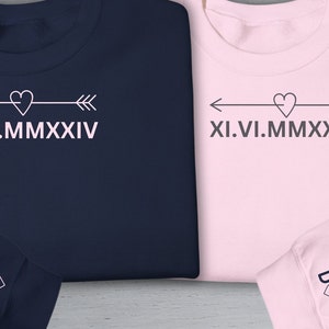 Inicial personalizada en la manga Número personalizado Inicial de pareja personalizada Corazón Parejas Cuello redondo Novia Pareja Sudadera con capucha Aniversario Día de San Valentín para ella