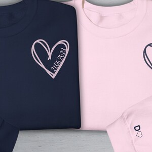 Sudadera con capucha personalizada con inicial de pareja personalizada, corazón, cuello redondo, inicial personalizada en la manga, para novia, pareja, aniversario, día de San Valentín para hombre