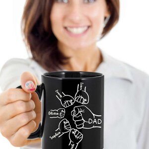 Papa Kaffeetasse Papa Benutzerdefinierte Tasse mit Kindernamen Papa und Kinderhände Personalisiertes Vatertagsgeschenk von Kindertasse Papa Geschenk von Kindervater Faust Penner
