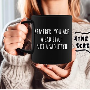 Regalo divertente per un amico Tazza Bad Bitch Mug Ricorda che sei una brutta cagna, non una cagna triste, tazza divertente, tazza meme, adesivo per laptop, adesivo cagna cattiva