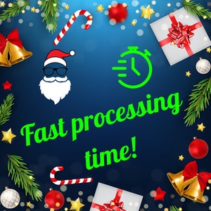 Puede incluir: Un cron&oacute;metro verde con fondo blanco y el texto "Fast processing time!" en letras verdes. La imagen est&aacute; rodeada de decoraciones navide&ntilde;as, incluyendo un bast&oacute;n de caramelo rojo y blanco, un lazo rojo y blanco, una campana dorada y una rama de pino verde.