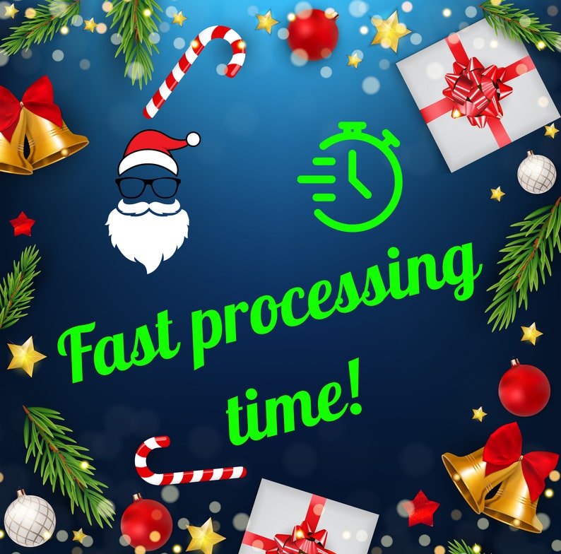 Puede incluir: Un cron&oacute;metro verde con fondo blanco y el texto "Fast processing time!" en letras verdes. La imagen est&aacute; rodeada de decoraciones navide&ntilde;as, incluyendo un bast&oacute;n de caramelo rojo y blanco, un lazo rojo y blanco, una campana dorada y una rama de pino verde.
