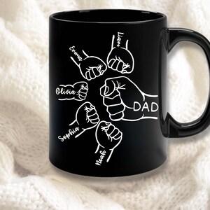 Benutzerdefinierter Vater mit Kindernamen Kaffeetasse Papa Becher Papa und Kinderhände Personalisiertes Vatertagsgeschenk von Kindertasse Papa Geschenk von Kindervater Faust Penner