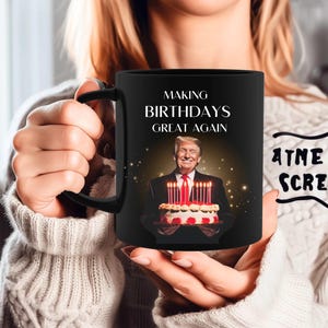 Trump rende di nuovo grandiosi i compleanni con torta e candeline Tazza di compleanno Maga Gift Divertente Trump 2024 Regalo di Natale Calze della Befana bianco elep
