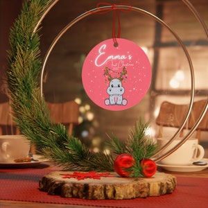 Adorno de cristal para la primera Navidad del bebé, adorno con foto, adorno navideño personalizado, regalo de Navidad 2024, adorno personalizado con flores rosas. imagen 2