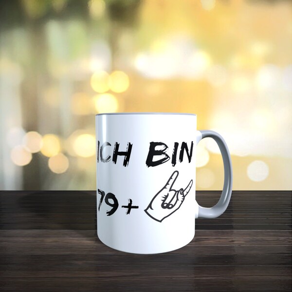 Kaffeetasse "Ich bin 79+" Mittelfinger | beidseitig bedruckt | Spülmaschinen & Mikrowellen geeignet | 2-farbig | Aktiv | WOA | Aktiv