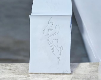 Dessiner un croquis au crayon des lignes du corps nu