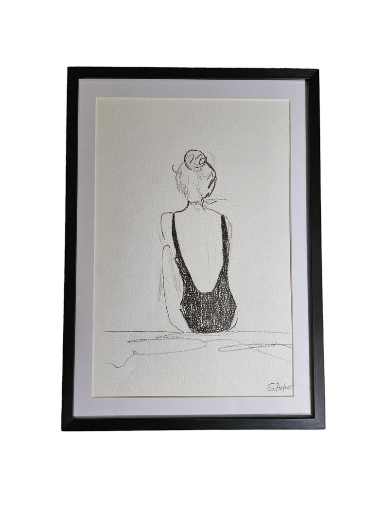 Zeichnung Bleistift Frau am Strand schwarz weiß gerahmt Skizze Handgemalt Bild 1