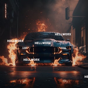 Può includere: Un'auto sportiva grigio scuro con fiamme che escono dalle ruote e dal cofano. L'auto ha la scritta "HELLWORX" ripetuta più volte.