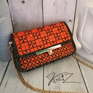 Cartera pequeña de mujer en color naranja y negro.Elegante cartera de noche bordada a mano.
