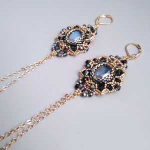 Boucles d'oreilles lustre en cristal pur orné de perles gris-noir.