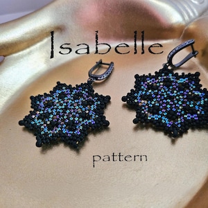Könnte beinhalten: Ein Paar schwarze Perlenohrringe in einem Schneeflocken-Design. Die Ohrringe haben einen dunklen Metallhaken und sind mit schillernden Perlen gefüllt. Die Wörter "Isabelle" und "pattern" sind oberhalb und unterhalb der Ohrringe geschrieben.