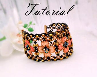 Könnte beinhalten: Ein Armband aus Perlen mit floralem Design. Das Armband hat pfirsichfarbene und schwarze Perlen mit goldenen Akzenten. Das Wort "Tutorial" steht in Schreibschrift über dem Armband.