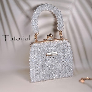 Puede incluir: Un bolso hecho a mano, con cuentas transparentes, con un cierre y asa dorados. El bolso tiene forma rectangular y presenta la palabra "handmade" en una pequeña etiqueta metálica. La palabra "Tutorial" está escrita a la izquierda.