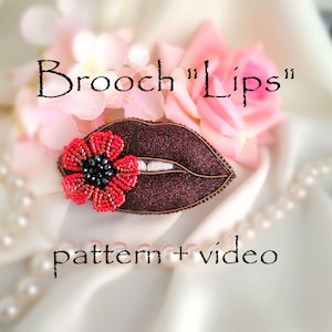 Può includere: Una spilla in feltro rosso scuro a forma di labbra è decorata con un fiore rosso e nero di perline. Il testo "Brooch "Lips" pattern + video" è sotto la spilla.