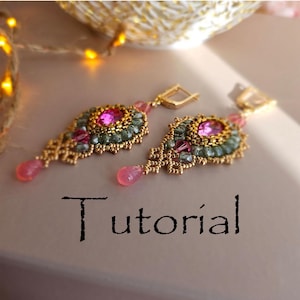 Könnte beinhalten: Ein Paar goldene Perlenohrringe mit rosa und grünen Perlen. Die Ohrringe haben eine Tropfenform und einen rosa Stein am unteren Ende. Die Ohrringe liegen auf einer weißen Oberfläche mit dem Wort "Tutorial" in Schwarz.