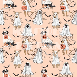 Puede incluir: Un patrón sin costuras con perros de dibujos animados disfrazados de fantasmas para Halloween. Los perros sostienen calabazas y están rodeados de telarañas y murciélagos. El fondo es de color melocotón claro.