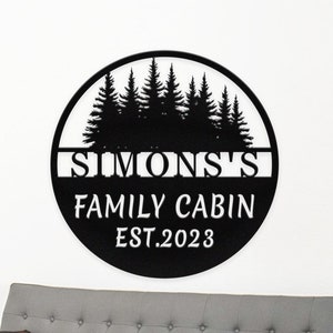 Targa personalizzata con nome cabina in metallo, Targa personalizzata in metallo con albero di pino, Targa casa di montagna, Targa con nome di famiglia, Decorazione artistica da parete in cabina, Regalo della fattoria