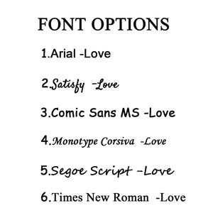 Puede incluir: Una lista de opciones de fuentes para un proyecto de dise&ntilde;o. Las opciones son: Arial, Satisfy, Comic Sans MS, Monotype Corsiva, Segoe Script y Times New Roman.