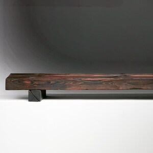 Stara ława w stylu japońskim: ręcznie wykonana ława z litego starego drewna opalana japońską metod shou sugi ban