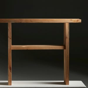 Ein minimalistischer Konsolentisch im japanischen Stil: handgefertigt aus abgelagertem 200 Jahre altem Kiefernholz.
