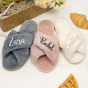 Custom Fluffy Bridesmaid Slipper,Bachelorette Party Gifts,Bride Slipper,Bridesmaid Gifts Custom Slippers, Gifts for Her, Fluffy Slippers Bild 2