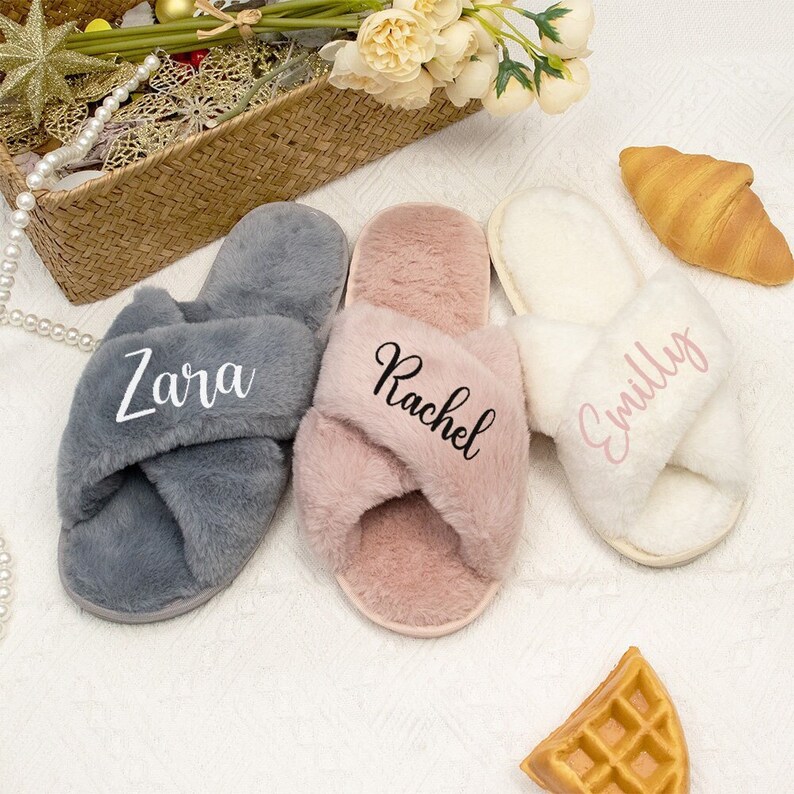 Custom Fluffy Bridesmaid Slipper,Bachelorette Party Gifts,Bride Slipper,Bridesmaid Gifts Custom Slippers, Gifts for Her, Fluffy Slippers Bild 2