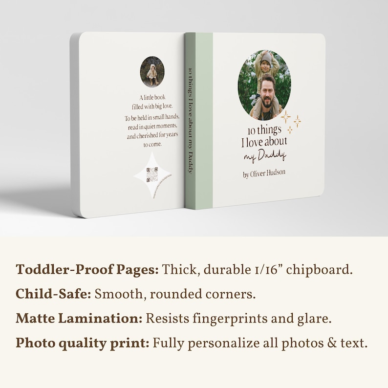 Peut inclure: Un livre cartonn&eacute; personnalis&eacute; intitul&eacute; 10 things I love about my Daddy par Oliver Hudson. La couverture pr&eacute;sente une photo circulaire d'une personne avec un enfant, des &eacute;toiles dor&eacute;es et un dos vert clair. Le dos du livre inclut du texte et un QR code.