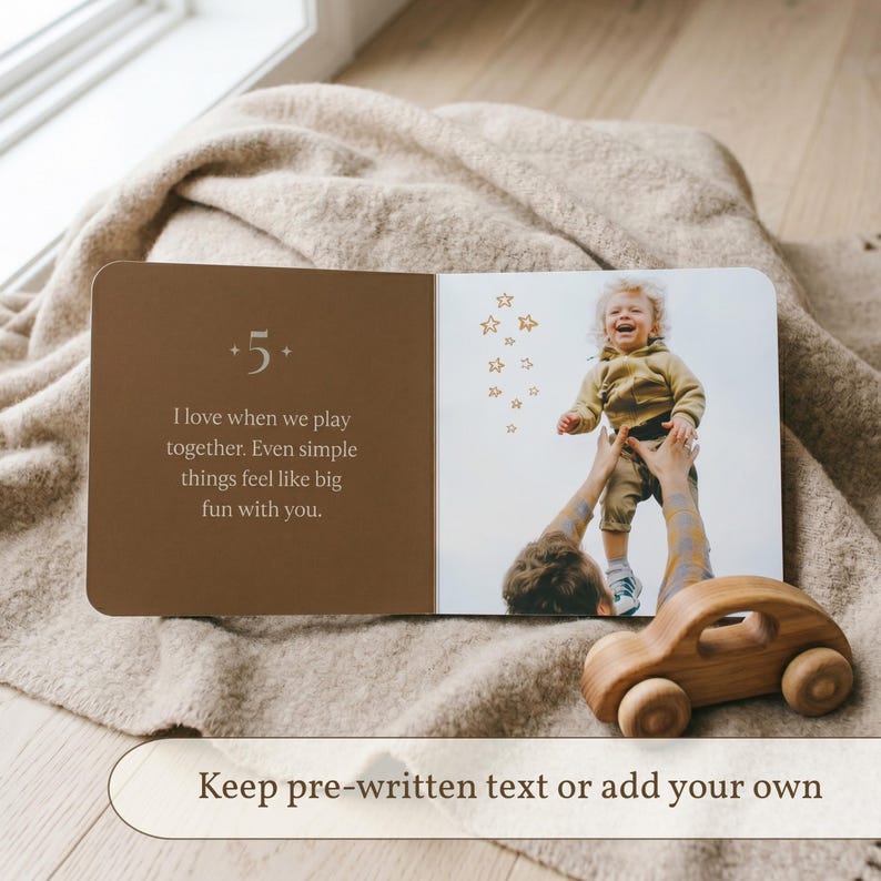 Peut inclure: Un livre photo personnalis&eacute; ouvert sur une page au fond marron avec le texte +5 I love when we play together. Even simple things feel like big fun with you. La page oppos&eacute;e montre une photo d'un enfant soulev&eacute; dans les airs.