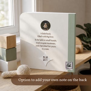 Peut inclure: Un livre cartonn&eacute; carr&eacute; avec une couverture cr&egrave;me claire pr&eacute;sentant une photo circulaire d'un enfant, le texte A little book filled with big love. To be held in small hands, read in quiet moments, and cherished for years to come., un QR code.