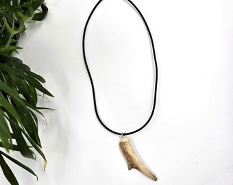 Collar rústico con colgante de asta de ciervo: joyería artesanal de asta, un regalo único para cazadores y amantes de la naturaleza.