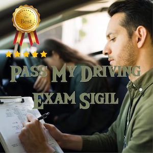Può includere: Una persona con una camicia verde oliva tiene una penna nera sopra una cartellina bianca con testo stampato. Il testo sovrapposto recita "PASS MY DRIVING EXAM SIGIL" in verde scuro, accompagnato da un distintivo dorato "The Best" con cinque stelle gialle.
