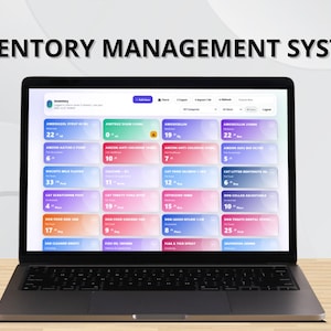 Könnte beinhalten: Ein Laptop mit einer Benutzeroberfläche für ein Bestandsverwaltungssystem. Der Bildschirm zeigt farbige rechteckige Kästchen mit Artikeldetails. Der Text auf dem Bildschirm lautet "INVENTORY MANAGEMENT SYSTEM". Zu den Funktionen gehören das Hinzufügen von Artikeln, die Reduzierung der Menge und die Benutzerverwaltung.