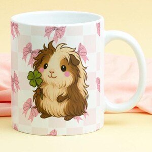 Taza de la suerte con forma de conejillo de indias, adorable conejillo de indias de pelo largo con trébol, taza de café kawaii