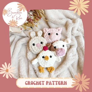 Può includere: Una collezione di modelli di animali all'uncinetto fatti a mano, tra cui un coniglio bianco, un maiale rosa, una mucca bianca e un pollo bianco con zampe gialle. Il testo "CROCHET PATTERN" è visualizzato in un banner. Il marchio "Brandon & Rae" è in un cerchio in alto.