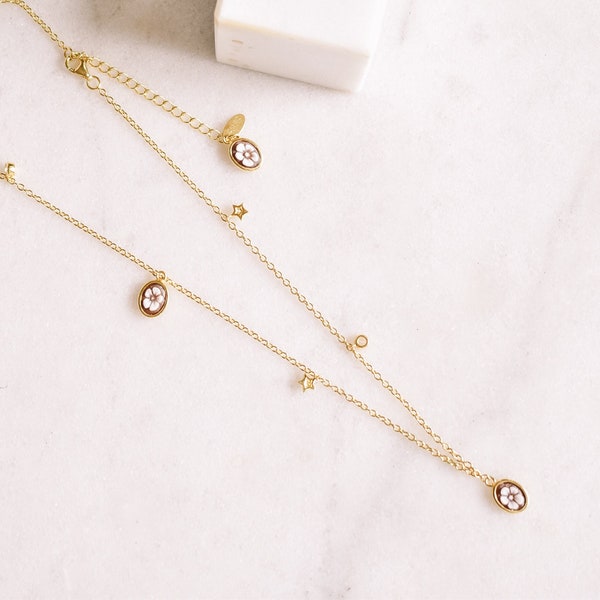 Collier charme en OR 18K , chaine plusieurs breloques   , tour de coup pendentif , véritable Camée Italien  , collier minimaliste