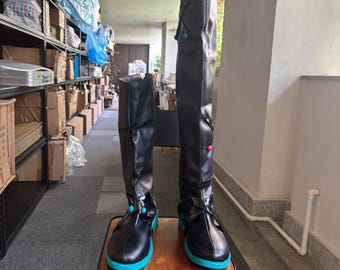 Botas y zapatos de cosplay negros y verde pálido hechos a medida
