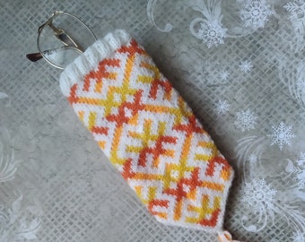 Funda de punto naranja con estampado jacquard para teléfono móvil, gafas o documentos.