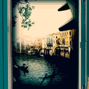 Puede incluir: Una vista de un canal en Venecia, Italia, vista a través de una ventana con un marco turquesa. El canal está bordeado de edificios y hay una góndola en el agua.