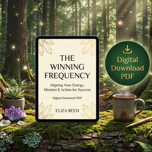 Könnte beinhalten: Ein Tablet mit einem digitalen Buchcover mit dem Titel The Winning Frequency, Aligning Your Energy, Mindset & Action for Success von Eliza Reed, verziert mit goldenen Kristallillustrationen auf cremefarbenem Grund, neben einer Sukkulente und einer Tasse.